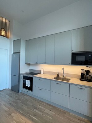 Kjøleskap, mikrobølgeovn, ovn og kokeplater