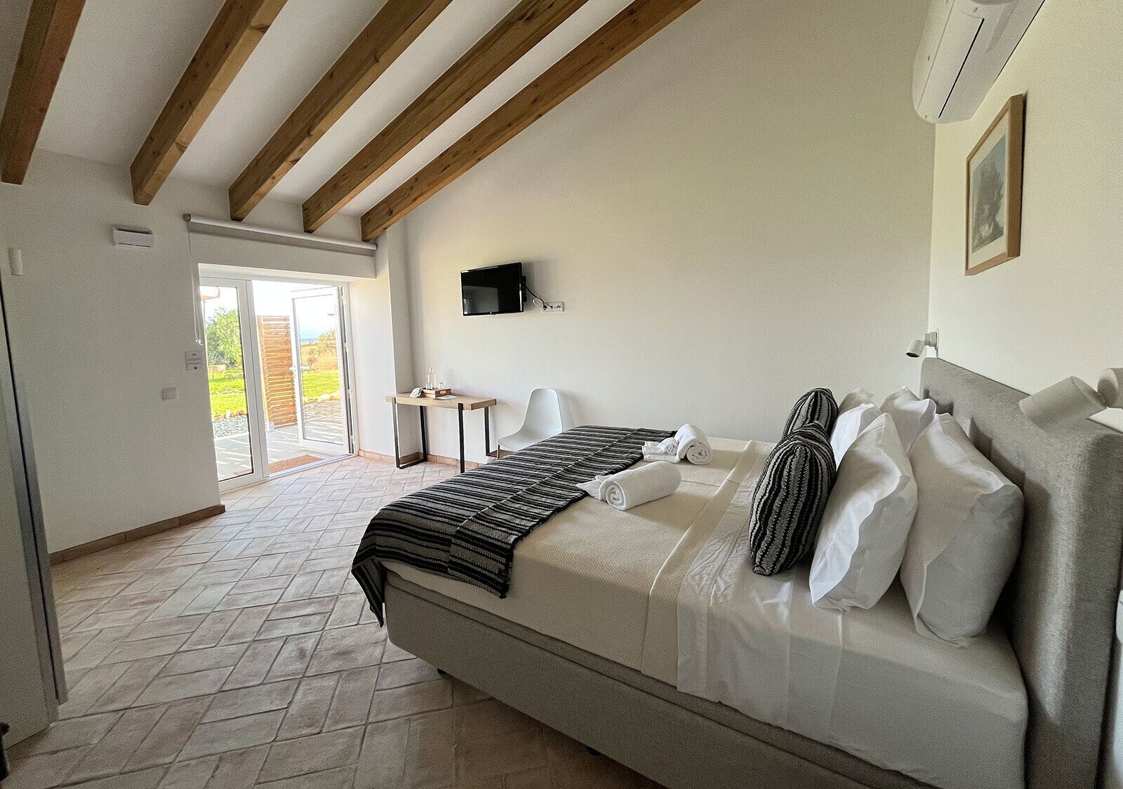 Superior Suite, Garden View | 1 bedroom, minibar, blackout curtains, soundproofing