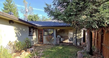 Charming 3-bedroom house with WiFi, AC in lovely Oroville