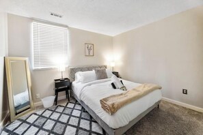 2 habitaciones, escritorio, tabla de planchar con plancha y wifi gratis 