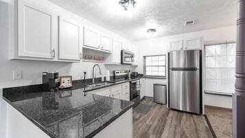 Geladeira, micro-ondas, fogão, cooktop