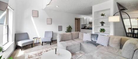 Smart-tv och ett bordtennisbord