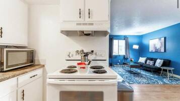 Refrigerador, microondas, horno y parrilla de estufa