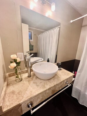 Haartrockner, Bidet, Handtücher, Seife