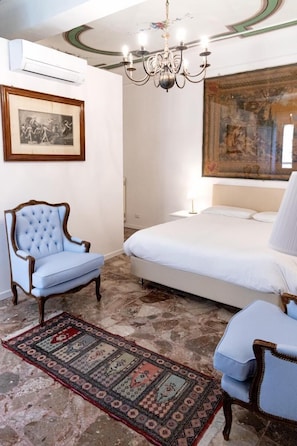 1 quarto, escrivaninha, ferros/tábuas de passar roupa, Wi-Fi de cortesia