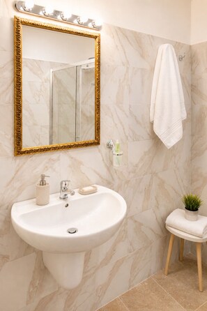 Dusche, Haartrockner, Bidet, Handtücher
