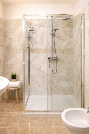 Dusche, Haartrockner, Bidet, Handtücher