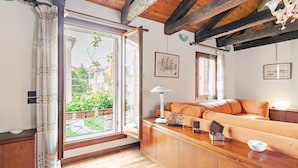 Una sala acogedora con un banco de madera, un sofá y una mesa con objetos decorativos.