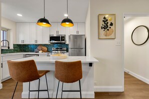 Micro-ondes, four, plaque de cuisson