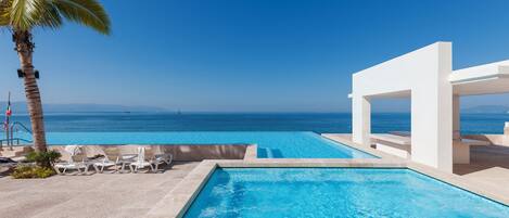 Una piscina al aire libre, una piscina climatizada