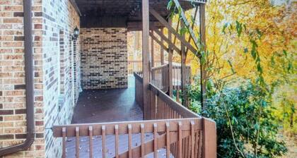 QUAINT TREEHOUSE OASIS