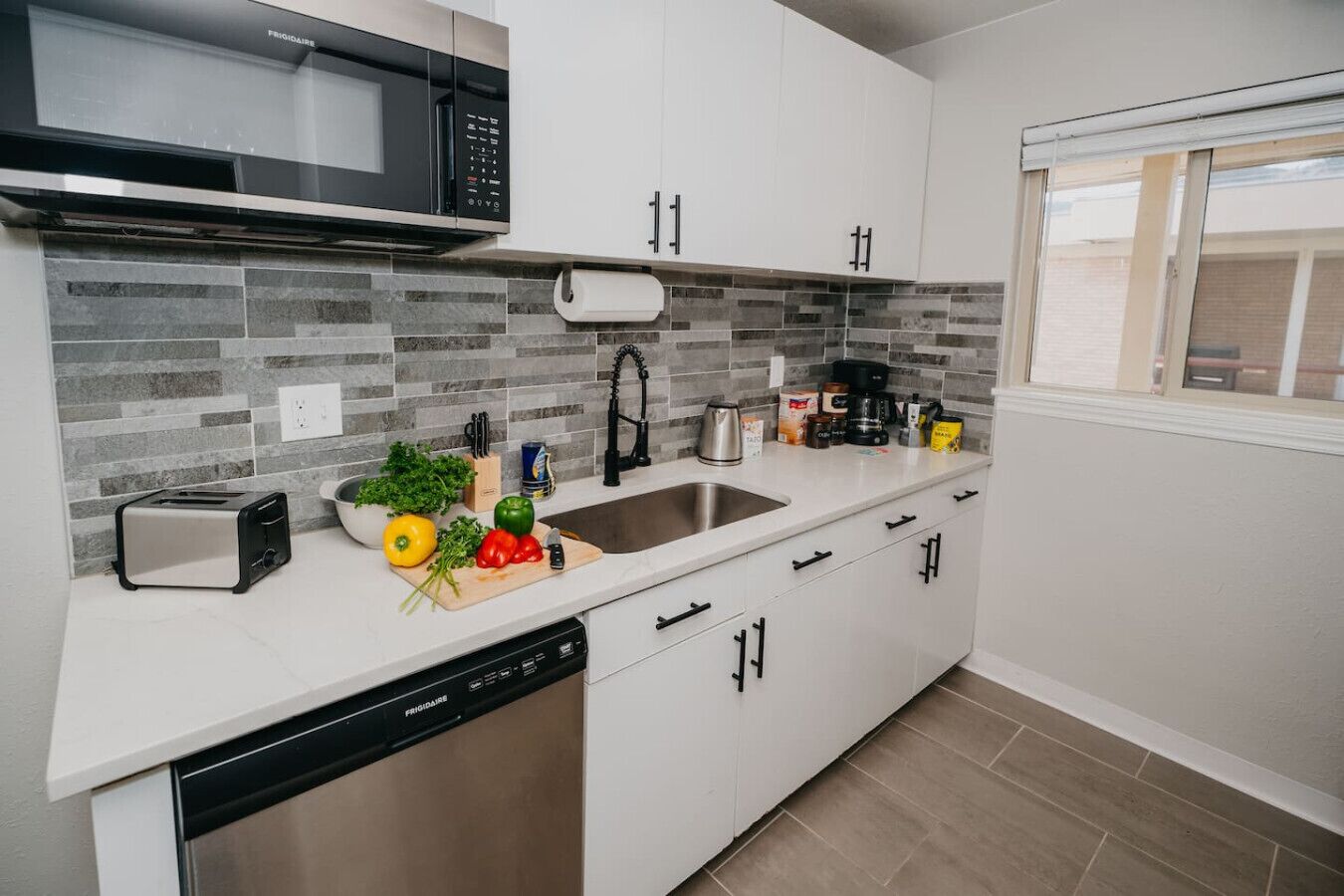 Kylskåp, mikrovågsugn, spishäll och kaffe- och tebryggare