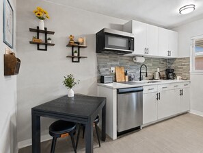 Fridge, microwave, stovetop, coffee/tea maker - 10 min to Red Rocks | DT Golden | Bike Storage (Golden)