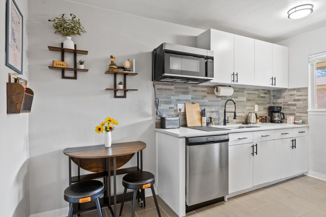 Kühlschrank, Mikrowelle, Herdplatte, Wasserkocher mit Kaffee-/Teezubehör