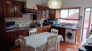 Microondas, horno, placa de cocina y cafetera o tetera