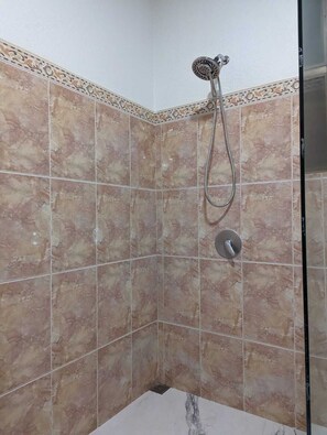Dusche, Haartrockner, Bidet, Handtücher