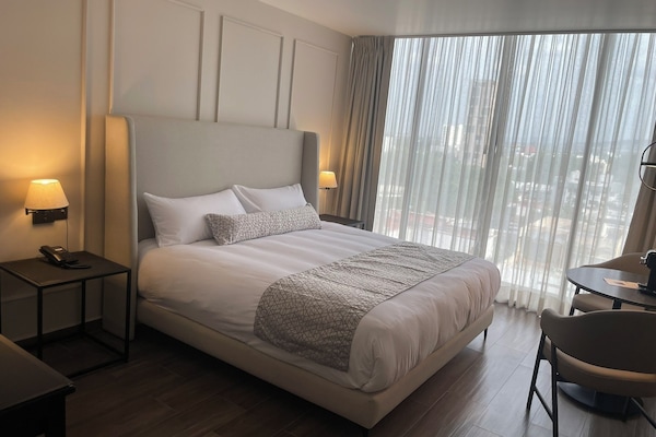 Caja fuerte y espacio para trabajar con un portátil