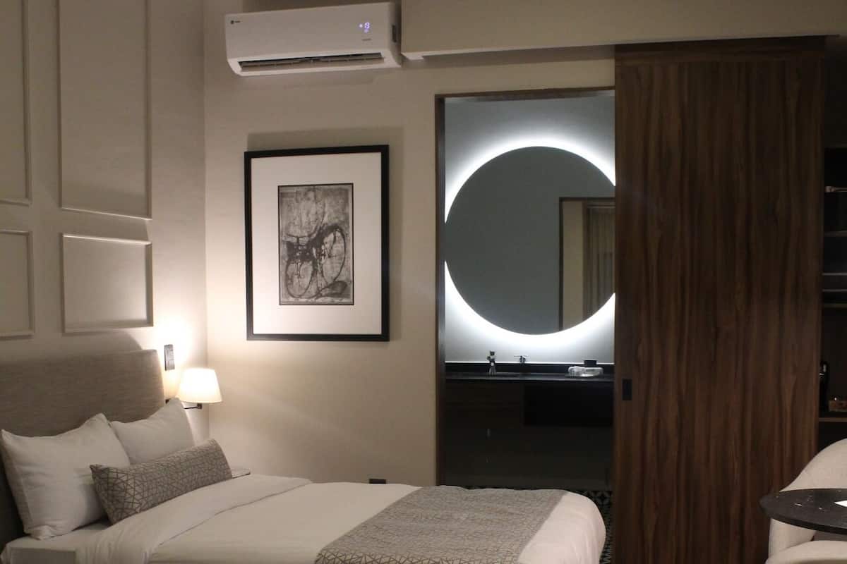 Habitació doble Deluxe, 2 llits dobles | 1 dormitori i caixa forta a l'habitació