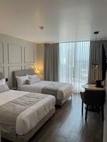 Zimmersafe, laptopgeeigneter Arbeitsplatz, Bügeleisen/Bügelbrett