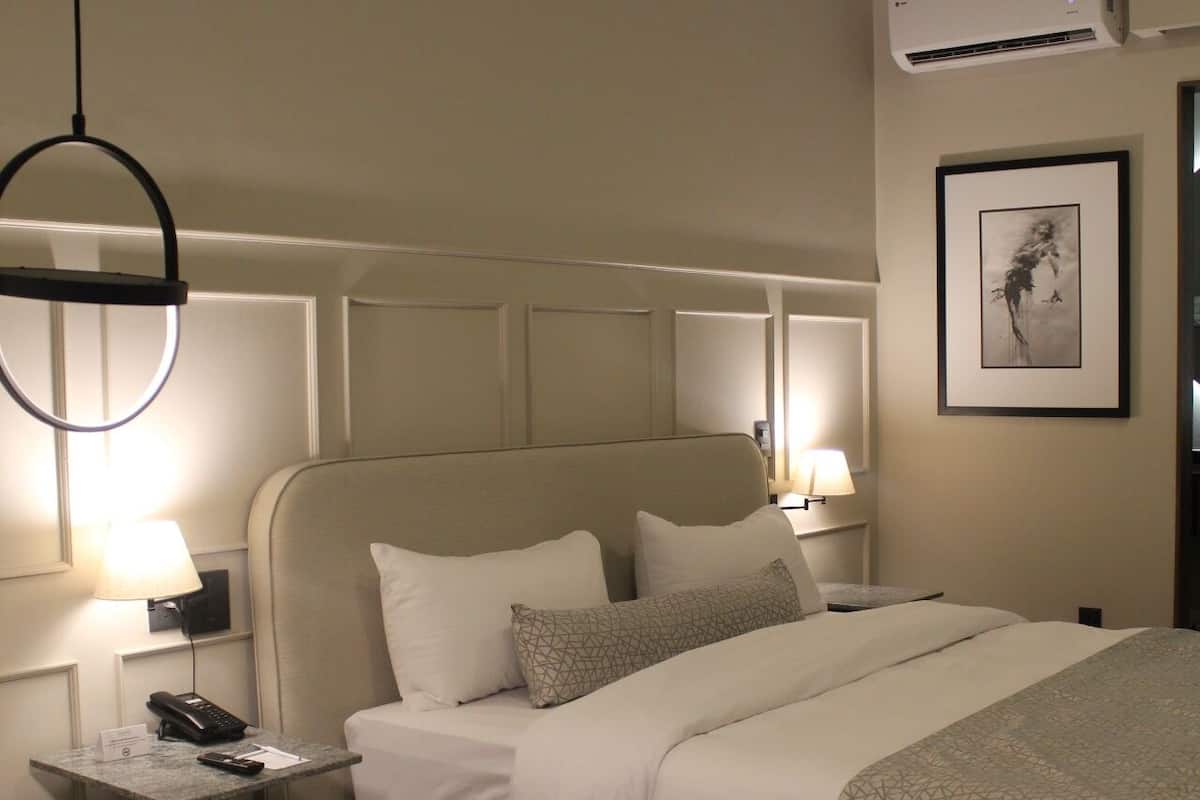 Deluxe kamer, 1 kingsize bed | Een kluis op de kamer, een laptopwerkplek, een strijkplank/strijkijzer