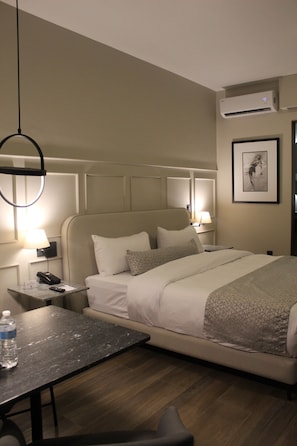 Quarto luxo, 1 cama King | 1 quarto, cofres nos quartos, espaço de trabalho para notebook