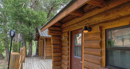 Charming riverfront 2-bedroom cabin in enchanting Dubois with WiFi