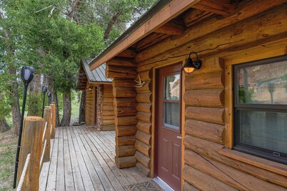 Charming riverfront 2-bedroom cabin in enchanting Dubois with WiFi