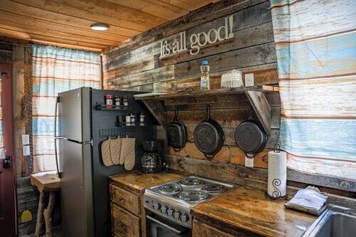 Charming riverfront 2-bedroom cabin in enchanting Dubois with WiFi