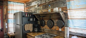 Charming riverfront 2-bedroom cabin in enchanting Dubois with WiFi