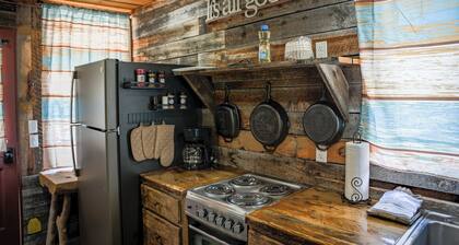 Charming riverfront 2-bedroom cabin in enchanting Dubois with WiFi