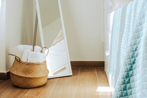 2 Schlafzimmer, Zimmersafe, Schreibtisch, Bügeleisen/Bügelbrett