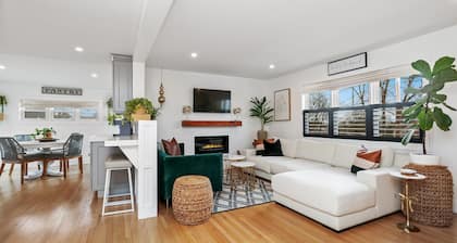 Fairfield Downtown Impeccable! Wifi, Open, Cheery, AC, Patio, Deck, 3 Beds!