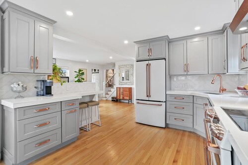 Fairfield Downtown Impeccable!  Wifi, Open, Cheery, AC, Patio, Deck,  3 Beds!