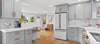 Fairfield Downtown Impeccable!  Wifi, Open, Cheery, AC, Patio, Deck,  3 Beds!