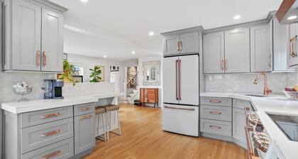 Fairfield Downtown Impeccable! Wifi, Open, Cheery, AC, Patio, Deck, 3 Beds!