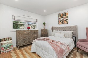 3 bedrooms, WiFi, bed sheets - Fairfield Downtown Impeccable!  Wifi, Open, Cheery, AC, Patio, Deck,  3 Beds! (Fairfield)