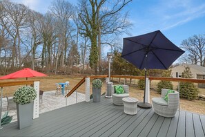 Terrace/patio - Fairfield Downtown Impeccable!  Wifi, Open, Cheery, AC, Patio, Deck,  3 Beds! (Fairfield)