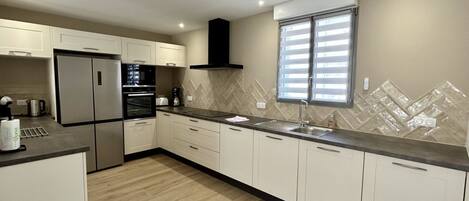 Micro-ondes, four, plaque de cuisson, lave-vaisselle