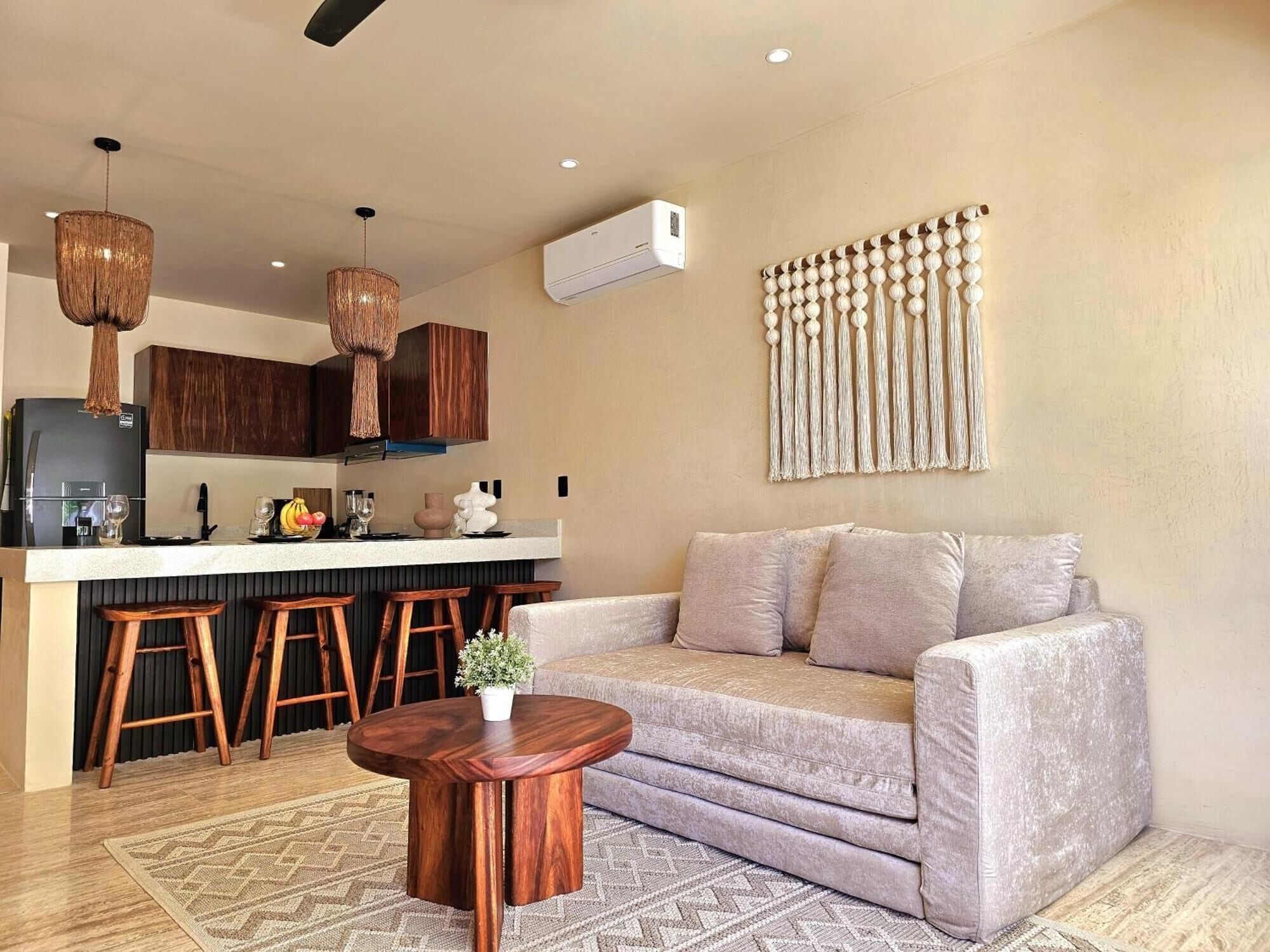 شقة ديلوكس - غرفة نوم واحدة - بمسبح خاص - في الطابق الأرضي | منطقة المعيشة | تلفزيون بشاشة مسطحة بحجم 45-سم يعرض قنوات تلفزيونية رقمية