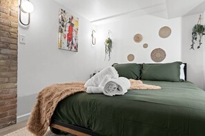 Desk, iron/ironing board, free WiFi, bed sheets - The Chill Cellar (Detroit)