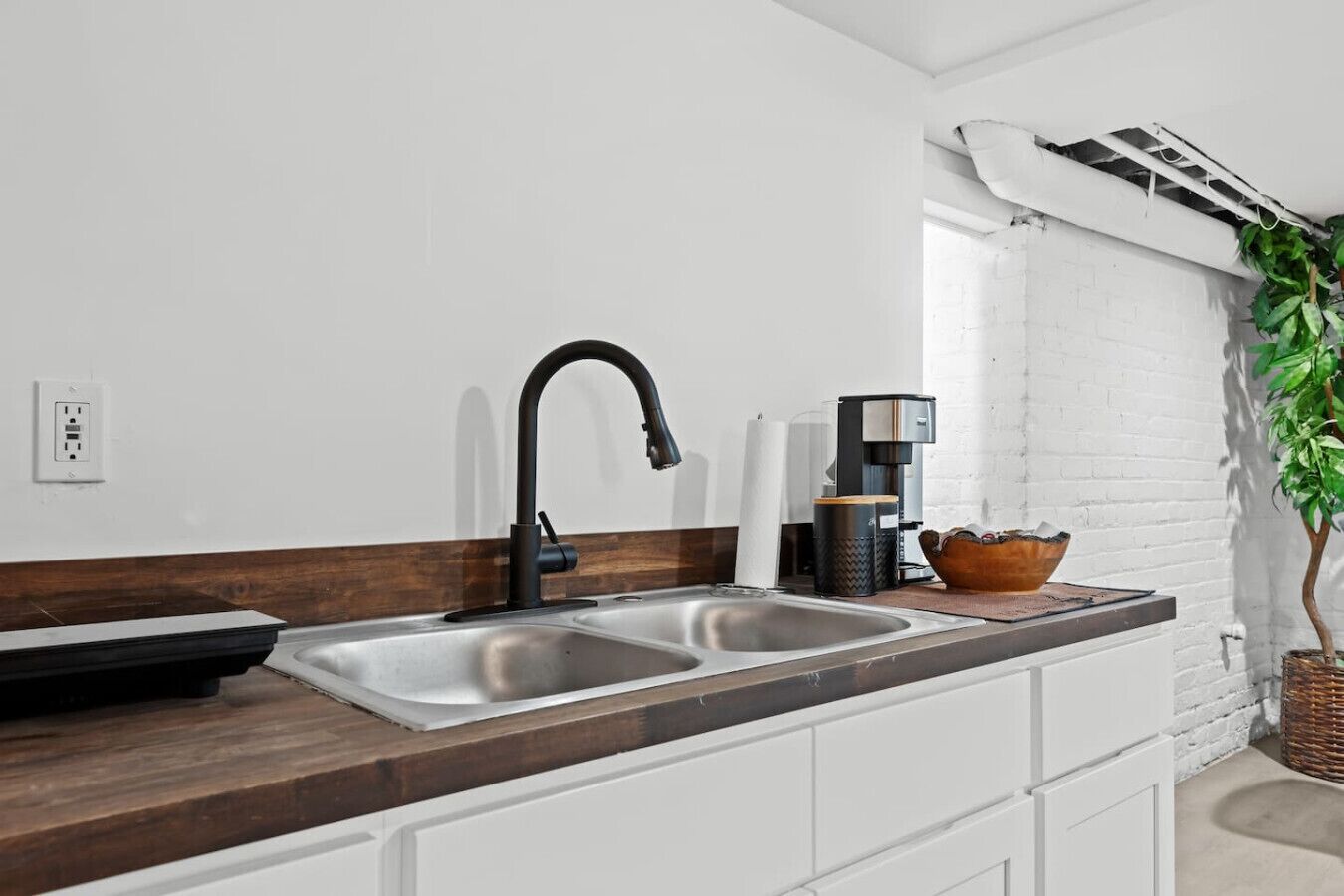 Køleskab, mikrobølgeovn, kogeplade, kaffe-/temaskine