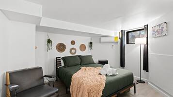 Een bureau, een strijkplank/strijkijzer, gratis wifi, beddengoed