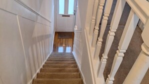 A staircase with white balusters and a carpeted landing. - Fantastic Large Room with  free parking (Chatham)