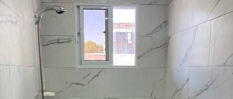 Dusche, Handtücher, Seife, Toilettenpapier