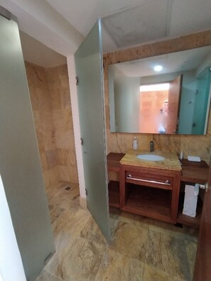 Serviettes fournies, savon, papier toilette