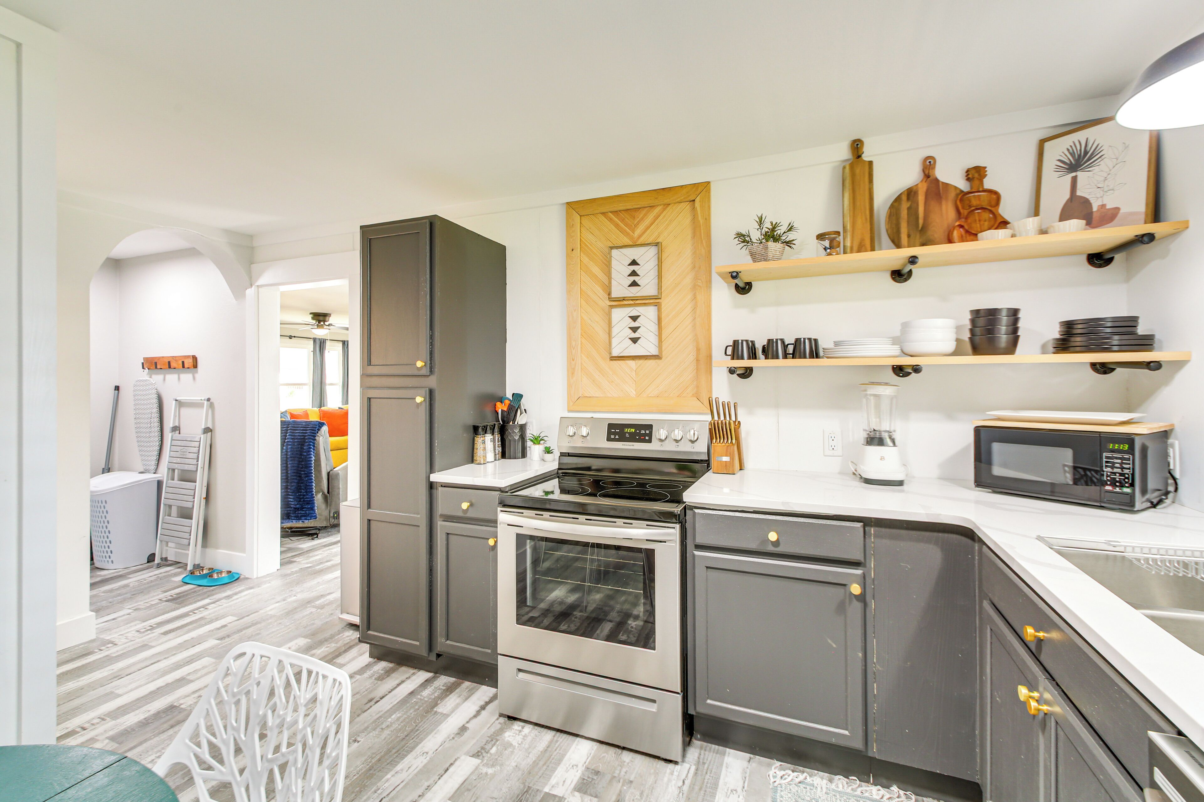Réfrigérateur, micro-ondes, plaque de cuisson, lave-vaisselle