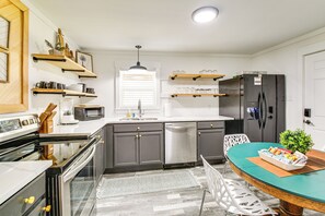 Réfrigérateur, micro-ondes, plaque de cuisson, lave-vaisselle