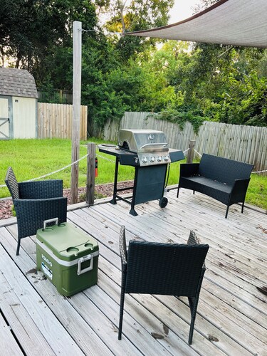 Charming Cottage, a Walk to the beach!