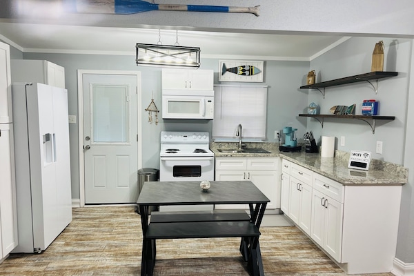 Mikrobølgeovn, ovn, kokeplater og oppvaskmaskin