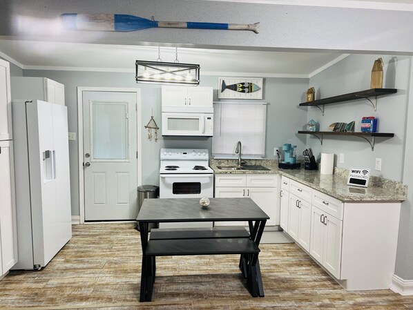 Micro-ondes, four, plaque de cuisson, lave-vaisselle